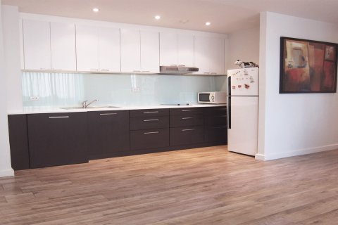 Condominio de 2 dormitorios en Phra Khanong, Bangkok, Tailandia № 143543 - foto 2