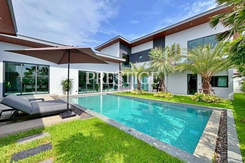 House in Pattaya, Thailand 6 bedrooms № 198091
