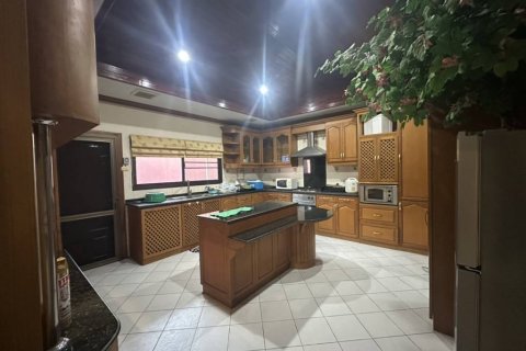 Chalet de 4 dormitorios en Pattaya, Tailandia № 146711 - foto 4