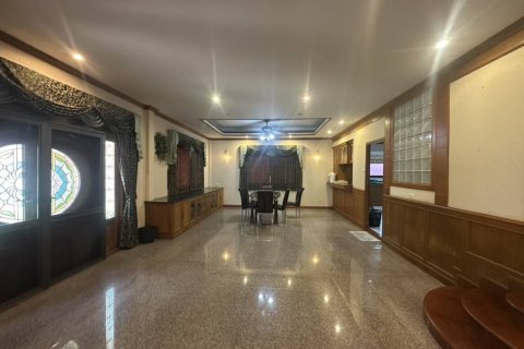 Chalet de 4 dormitorios en Pattaya, Tailandia № 146711 - foto 3