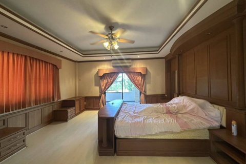 Chalet de 4 dormitorios en Pattaya, Tailandia № 146711 - foto 10