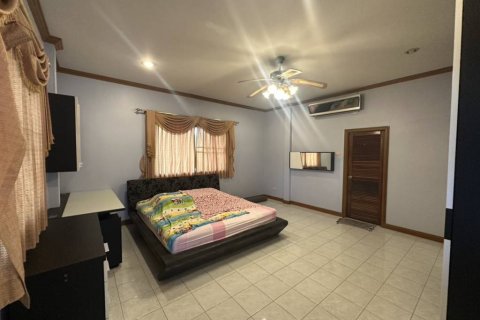 Chalet de 4 dormitorios en Pattaya, Tailandia № 146711 - foto 9