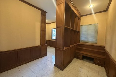 Chalet de 4 dormitorios en Pattaya, Tailandia № 146711 - foto 8