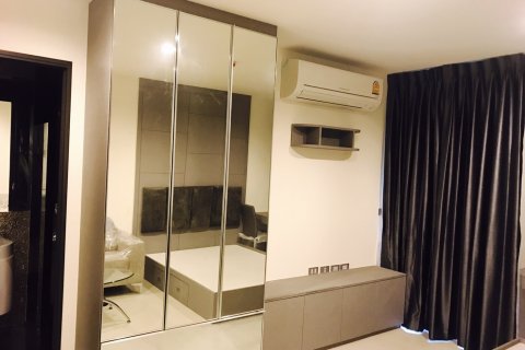 Estudio en el condominio en Bangkok, Tailandia № 143665 - foto 2