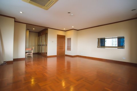 Condominio de 4 dormitorios en Bangkok, Tailandia № 143794 - foto 11