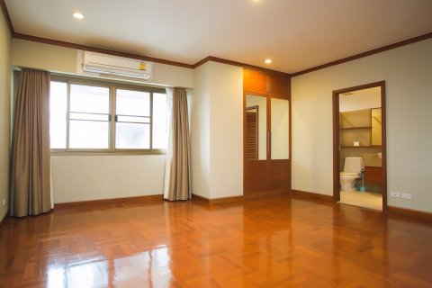 Condominio de 4 dormitorios en Bangkok, Tailandia № 143794 - foto 3