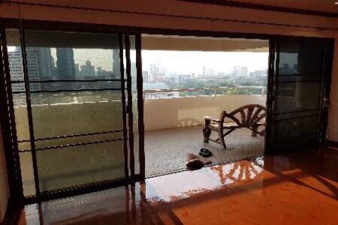 Condominio de 4 dormitorios en Bangkok, Tailandia № 143794 - foto 22