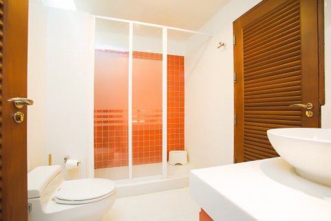 Condominio de 4 dormitorios en Bangkok, Tailandia № 143794 - foto 17