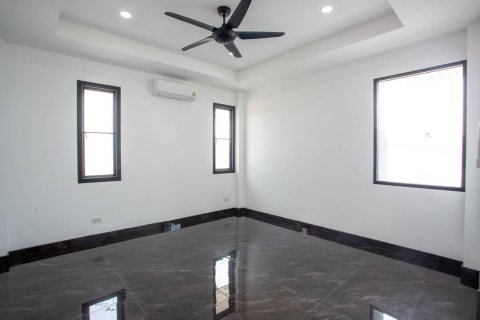 Chalet de 3 dormitorios en Hua Hin, Tailandia № 168372 - foto 9