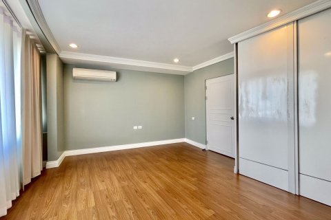 Condominio de 3 dormitorios en Khlong San, Bangkok, Tailandia № 54951 - foto 21