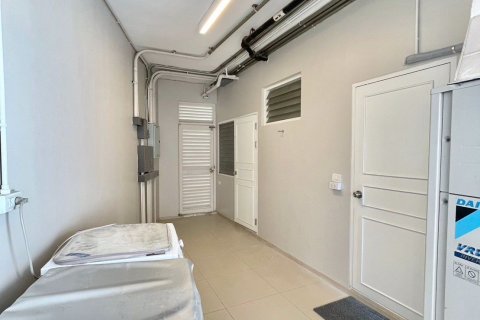 Condominio de 3 dormitorios en Khlong San, Bangkok, Tailandia № 54951 - foto 26