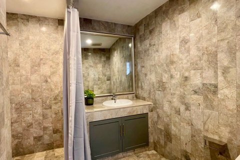 Condominio de 3 dormitorios en Khlong San, Bangkok, Tailandia № 54951 - foto 19