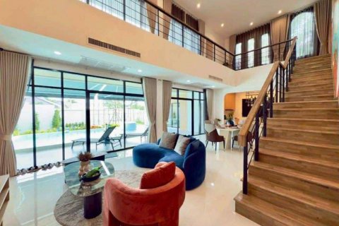 Chalet de 5 dormitorios en Pattaya, Tailandia № 135255 - foto 4
