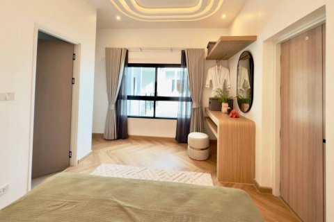 Chalet de 5 dormitorios en Pattaya, Tailandia № 135255 - foto 8
