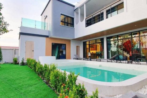 Chalet de 5 dormitorios en Pattaya, Tailandia № 135255