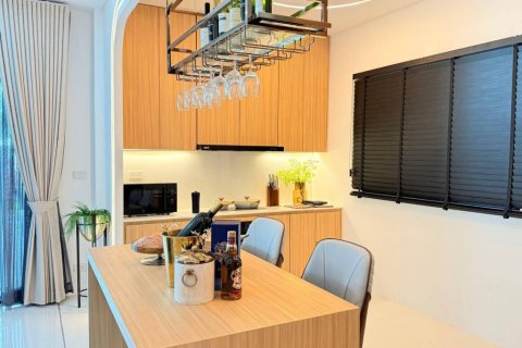 Chalet de 5 dormitorios en Pattaya, Tailandia № 135255 - foto 3