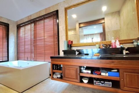 Casa de 5 dormitorios en Pattaya, Tailandia № 157714 - foto 8