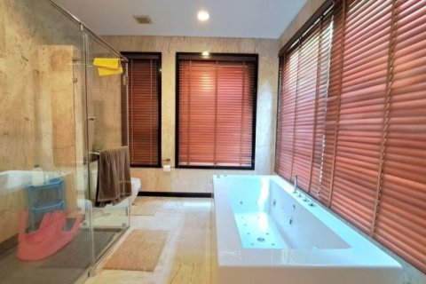 Casa de 5 dormitorios en Pattaya, Tailandia № 157714 - foto 9