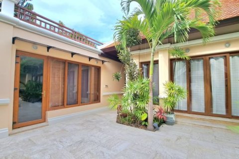 Casa de 5 dormitorios en Pattaya, Tailandia № 157714 - foto 4