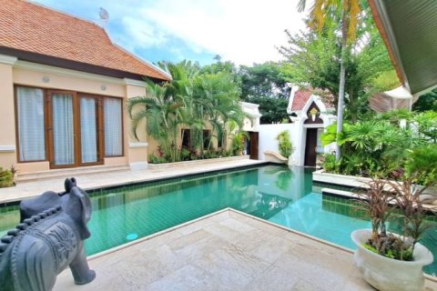 Casa de 5 dormitorios en Pattaya, Tailandia № 157714 - foto 2