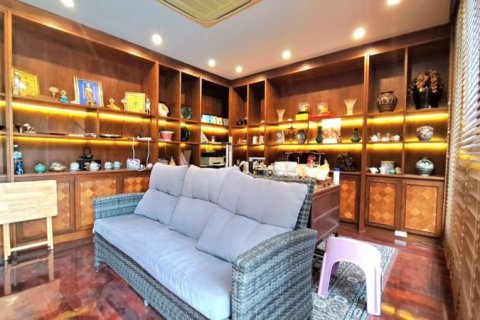 Casa de 5 dormitorios en Pattaya, Tailandia № 157714 - foto 10