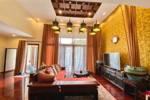 Casa de 5 dormitorios en Pattaya, Tailandia № 157714 - foto 12