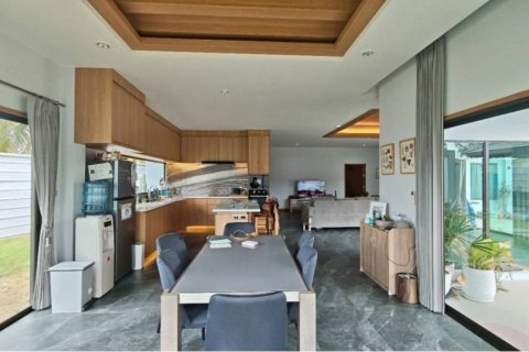 Chalet de 3 dormitorios en Pattaya, Tailandia № 146717 - foto 6
