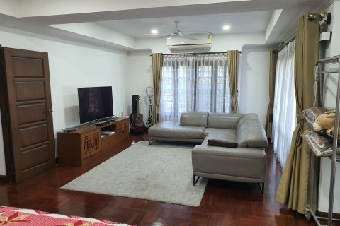 Adosado de 6 dormitorios en Prawet, Bangkok, Tailandia № 170469 - foto 18