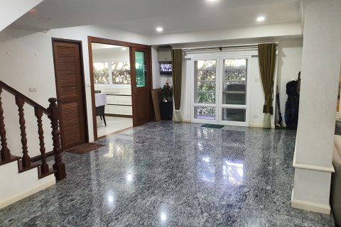 Adosado de 6 dormitorios en Prawet, Bangkok, Tailandia № 170469 - foto 3