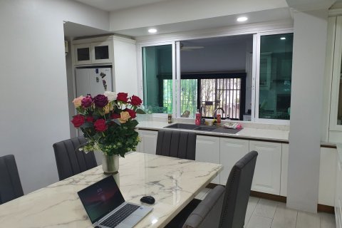 Adosado de 6 dormitorios en Prawet, Bangkok, Tailandia № 170469 - foto 10