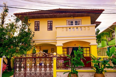 House in Bangkok, Thailand 5 bedrooms № 170470 - photo 1