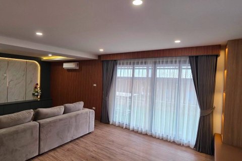 Chalet de 3 dormitorios en Pattaya, Tailandia № 160202 - foto 12