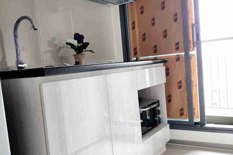 Condominio de 1 dormitorio en Thonburi, Bangkok, Tailandia № 208776 - foto 3