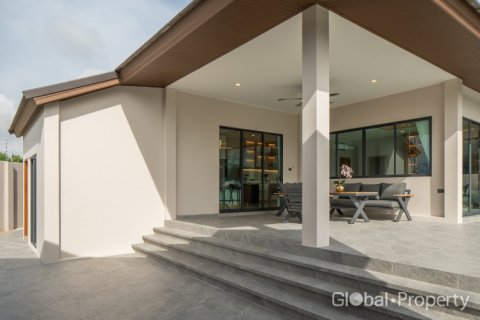 Casa de 5 dormitorios en Pattaya, Tailandia № 134424 - foto 5