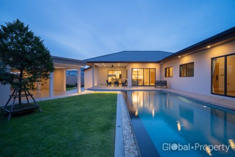 Casa de 5 dormitorios en Pattaya, Tailandia № 134424