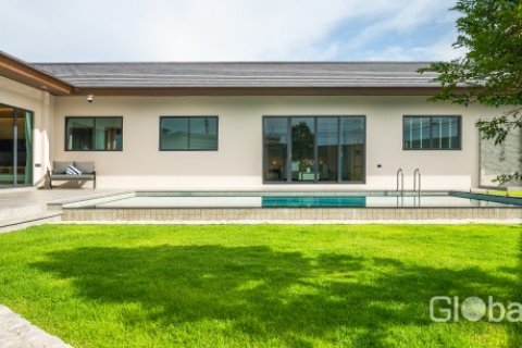 Casa de 5 dormitorios en Pattaya, Tailandia № 134424 - foto 4