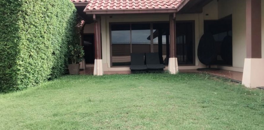 Casa de 4 dormitorios en Bang Lamung, Tailandia № 54458