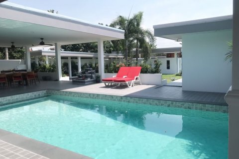 Casa de 3 dormitorios en Pattaya, Tailandia № 54459