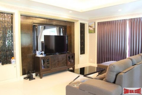 Casa de 4 dormitorios en Bangkok, Tailandia № 203018 - foto 3