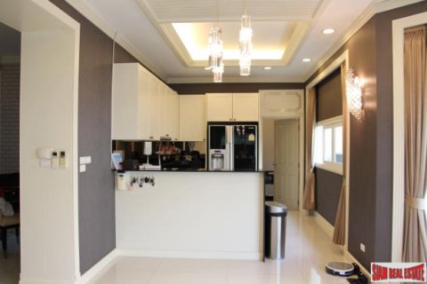 Casa de 4 dormitorios en Bangkok, Tailandia № 203018 - foto 4