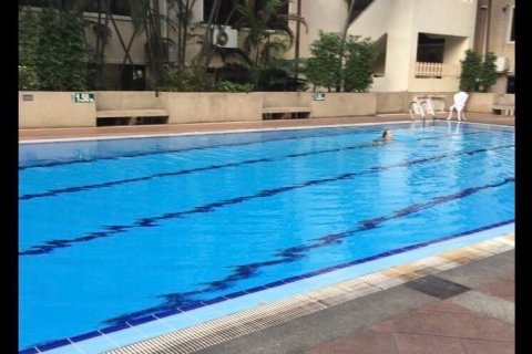 Condominio de 2 dormitorios en Khlong Toei, Bangkok, Tailandia № 136530 - foto 10