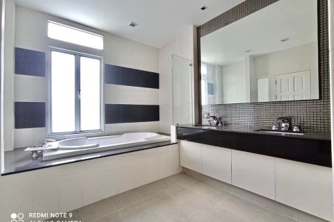 Casa de 4 dormitorios en Bangkok, Tailandia № 157532 - foto 9
