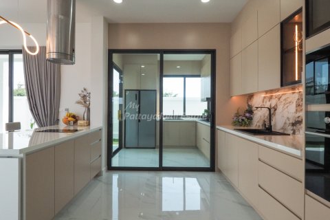Casa de 5 dormitorios en Bang Lamung, Tailandia № 115432 - foto 6