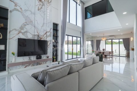 Casa de 5 dormitorios en Bang Lamung, Tailandia № 115432 - foto 4