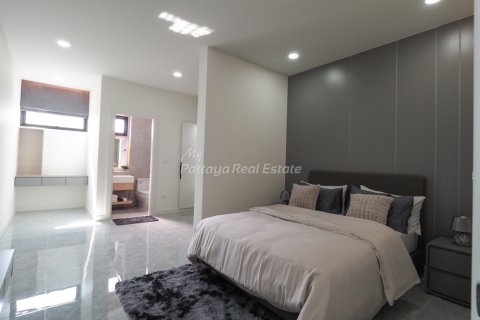 Casa de 5 dormitorios en Bang Lamung, Tailandia № 115432 - foto 16