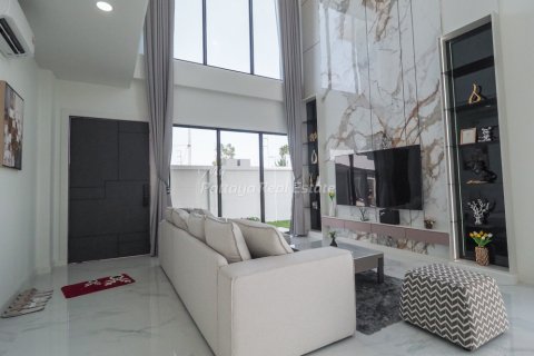 Casa de 5 dormitorios en Bang Lamung, Tailandia № 115432 - foto 8