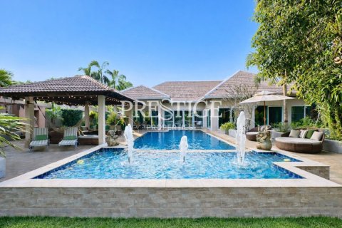 Casa de 6 dormitorios en Pattaya, Tailandia № 197713
