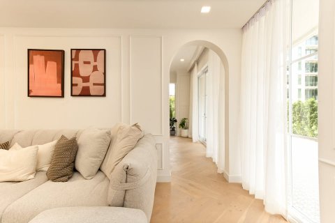 Condo in Bangkok, Thailand, 4 bedrooms № 155731 - photo 6