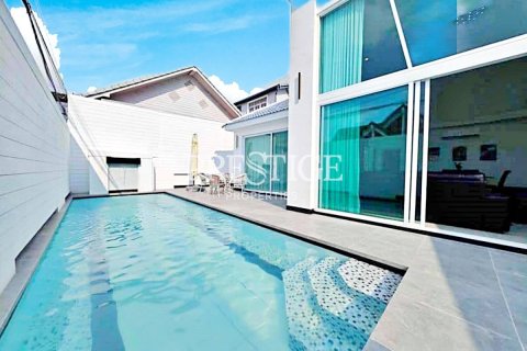 House in Pattaya, Thailand 4 bedrooms № 198189