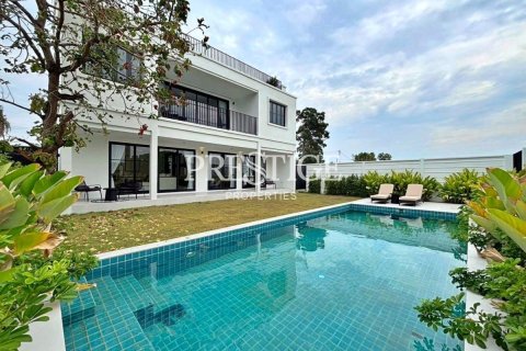 Casa de 4 dormitorios en Pattaya, Tailandia № 198192